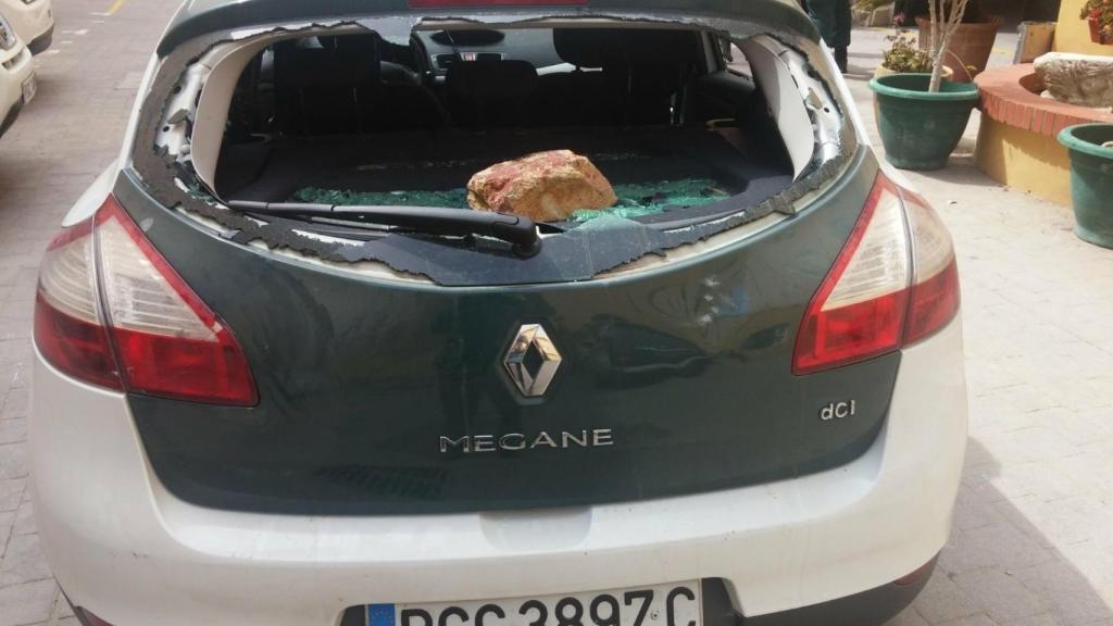 Así quedó el coche atacado a pedradas.