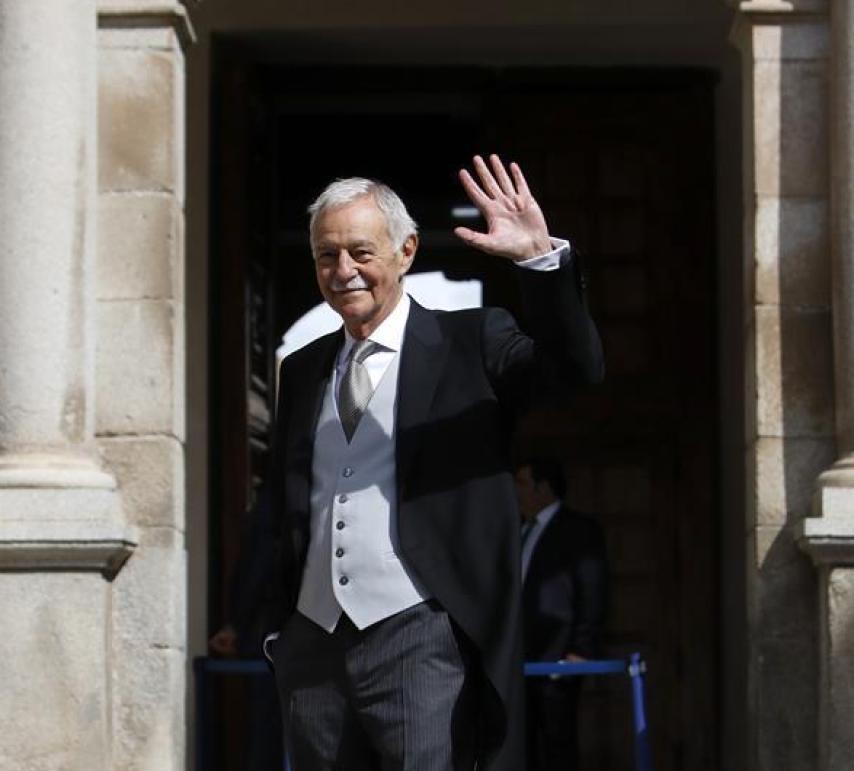 Eduardo Mendoza saluda al llegar al paraninfo de la Universidad de Alcalá de Henares.