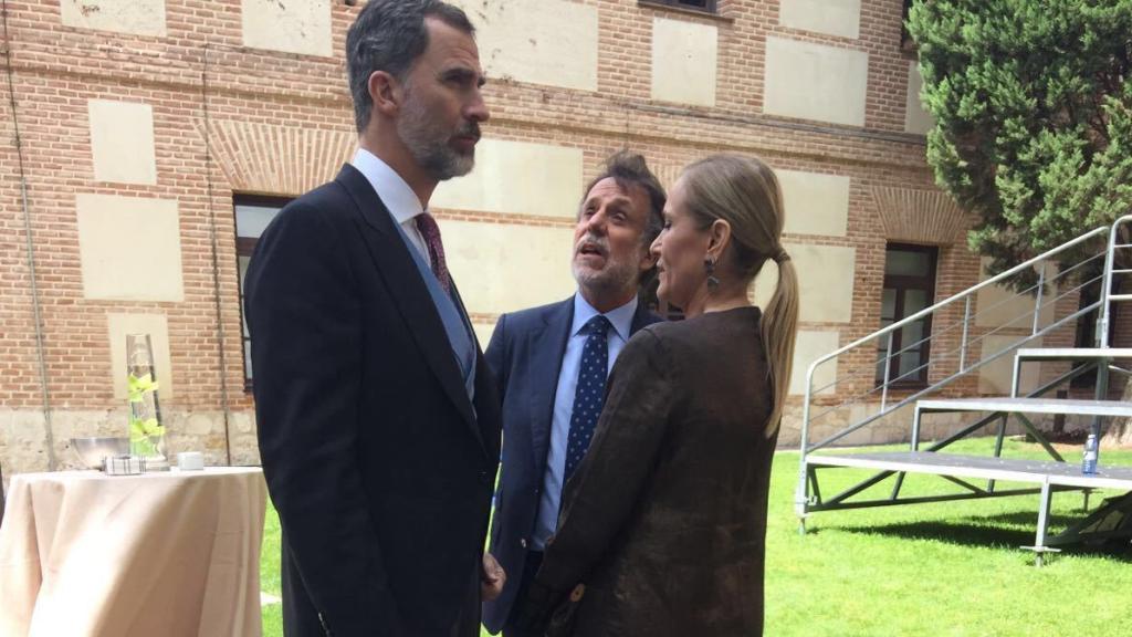 Felipe VI, José Creuheras y Cristina Cifuentes, en el paraninfo de la Universidad de Alcalá de Henares.
