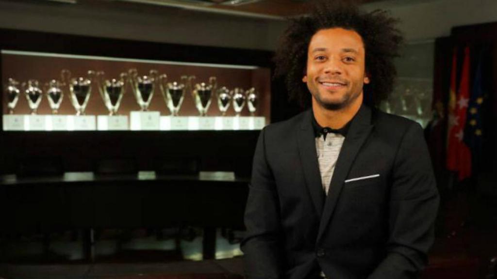 Marcelo posando en la sala de trofeos del Bernabéu