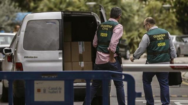 Agentes de la Guardia Civil en uno de los registros de la 'Operación Lezo'.