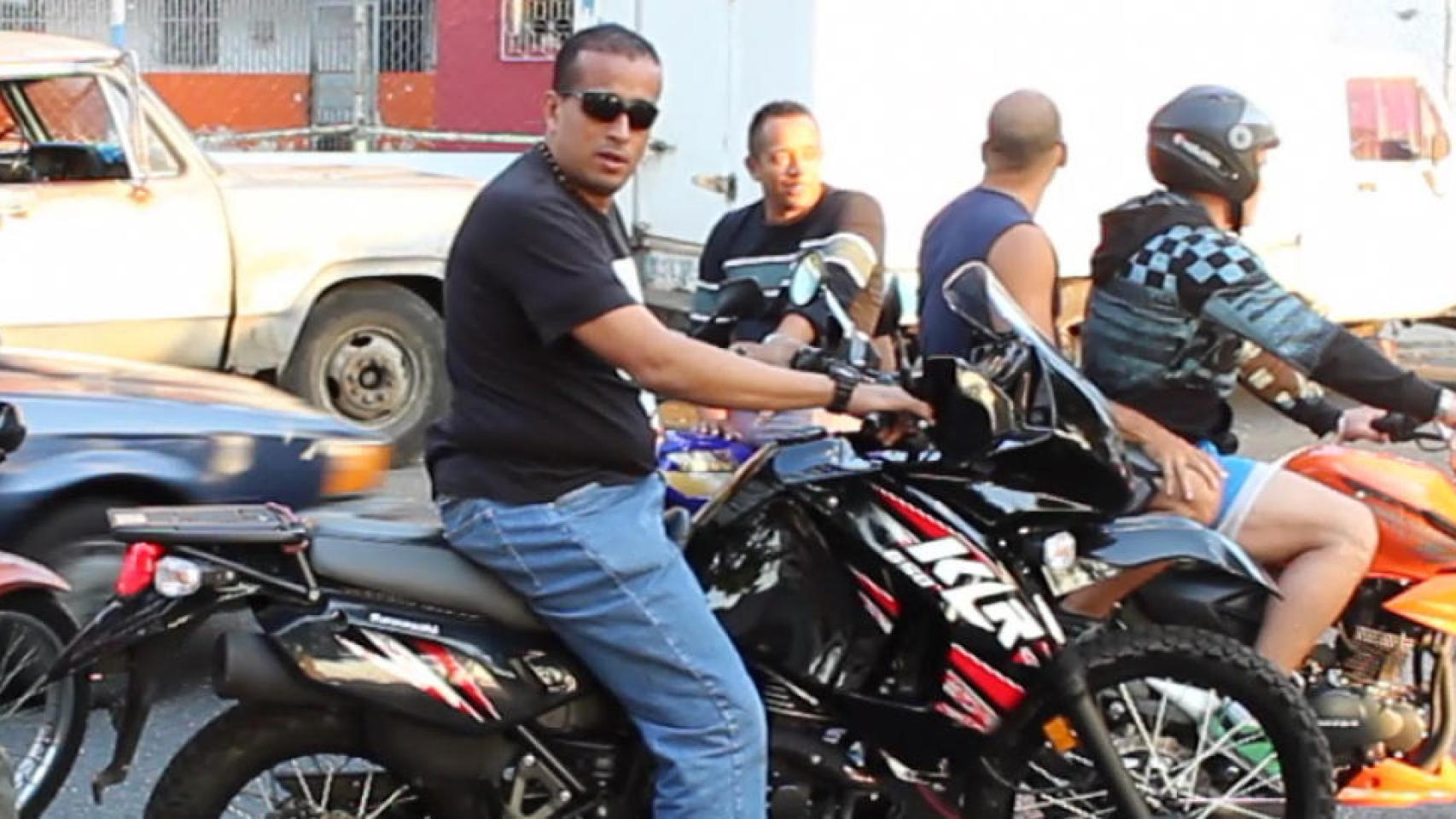 John, jefe del colectivo 23 de Enero, uno de los grupos armados que apoyan al chavismo y revientan protestas mediante tiros.