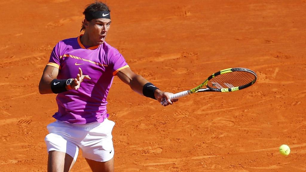 Nadal, golpeando con el drive ante Zverev.