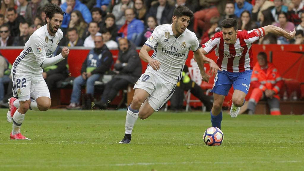 Isco y Asensio en el último partido de Liga en Gijón.