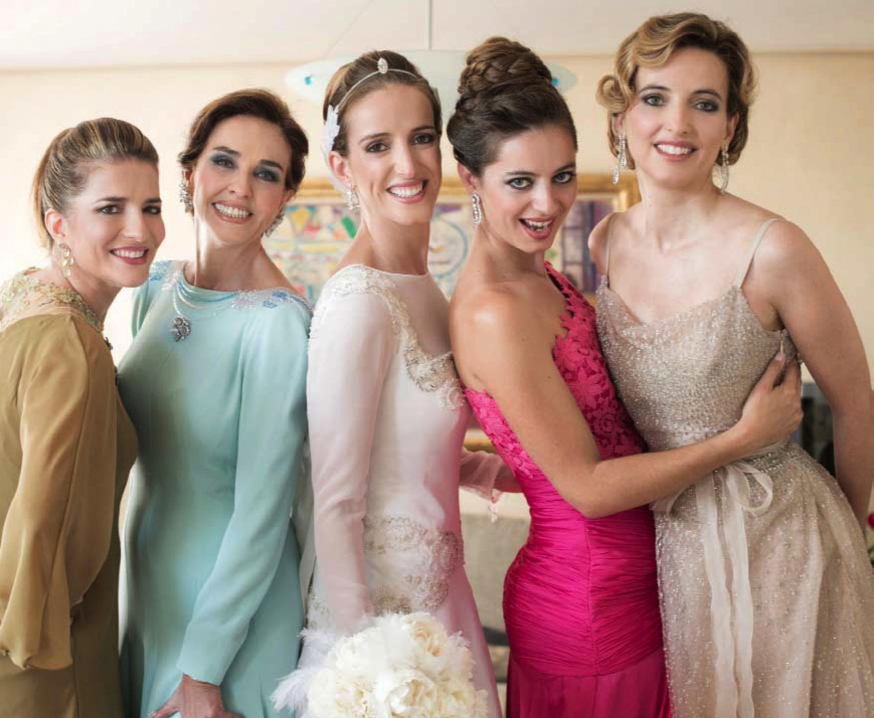 Hortensia Herrero junto a sus hijas el día de la boda de Juana Roig.