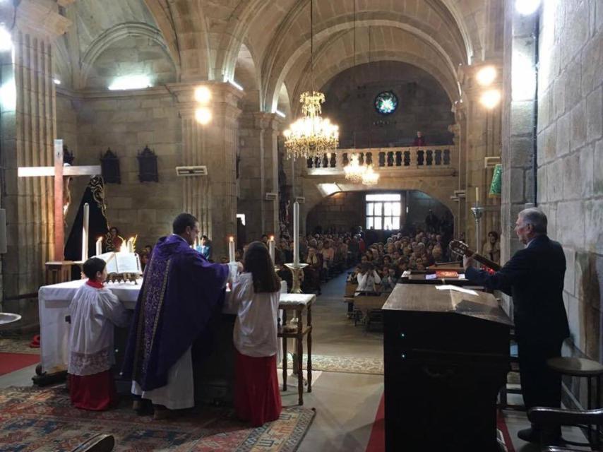 Don Juan Carlos llena siempre las iglesias de las parroquias en las que da misa.