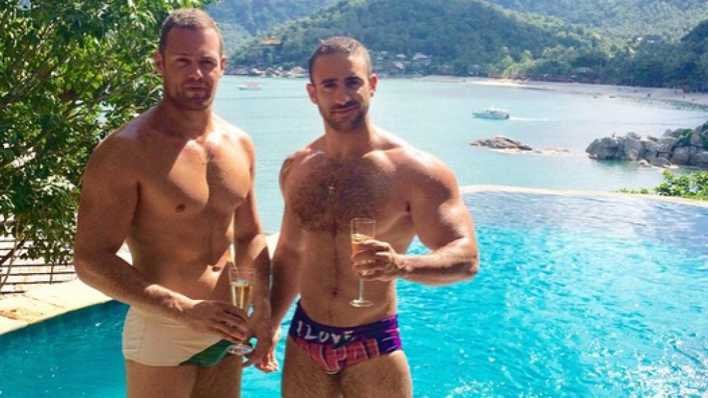 Eliad Cohen con quien su pareja, Gustavo Oliva