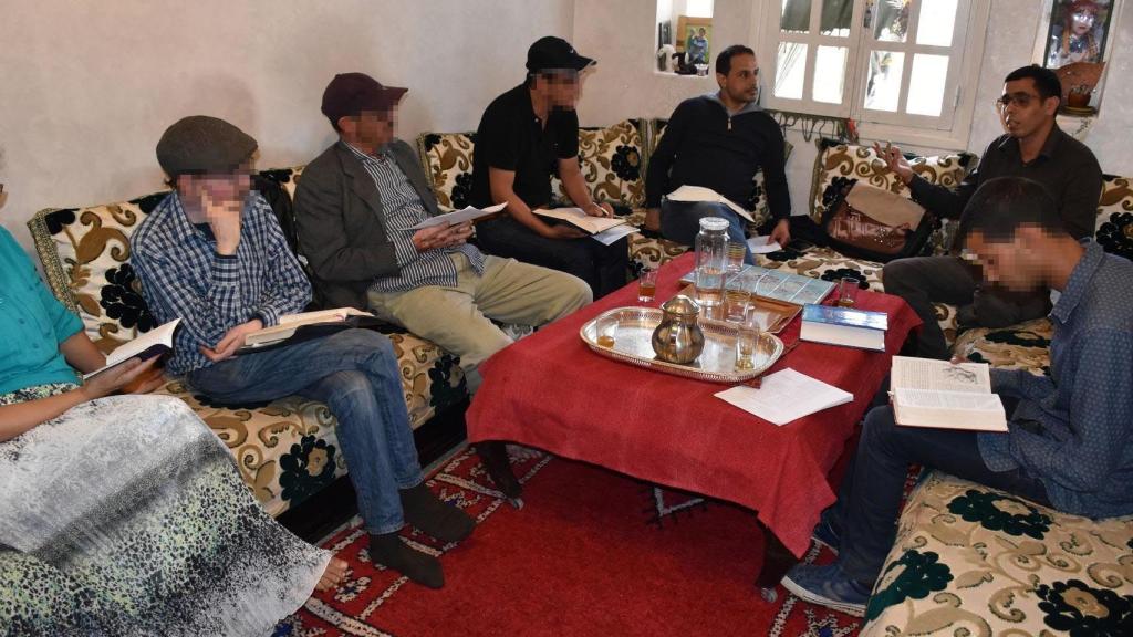 Las reuniones se celebran semanalmente en casas de clase media en las diferentes ciudades.