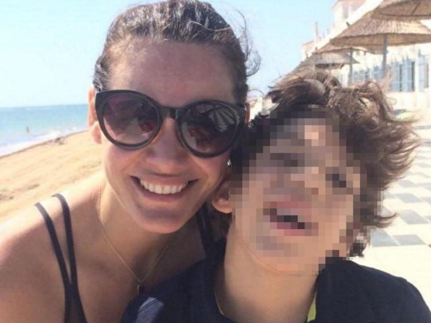 Fabiola junto a su hijo Kike.