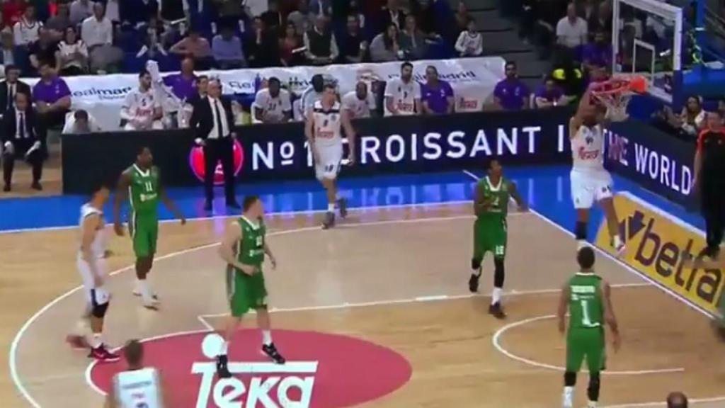 Taylor hace un mate contra Darussafaka. Foto: @cero