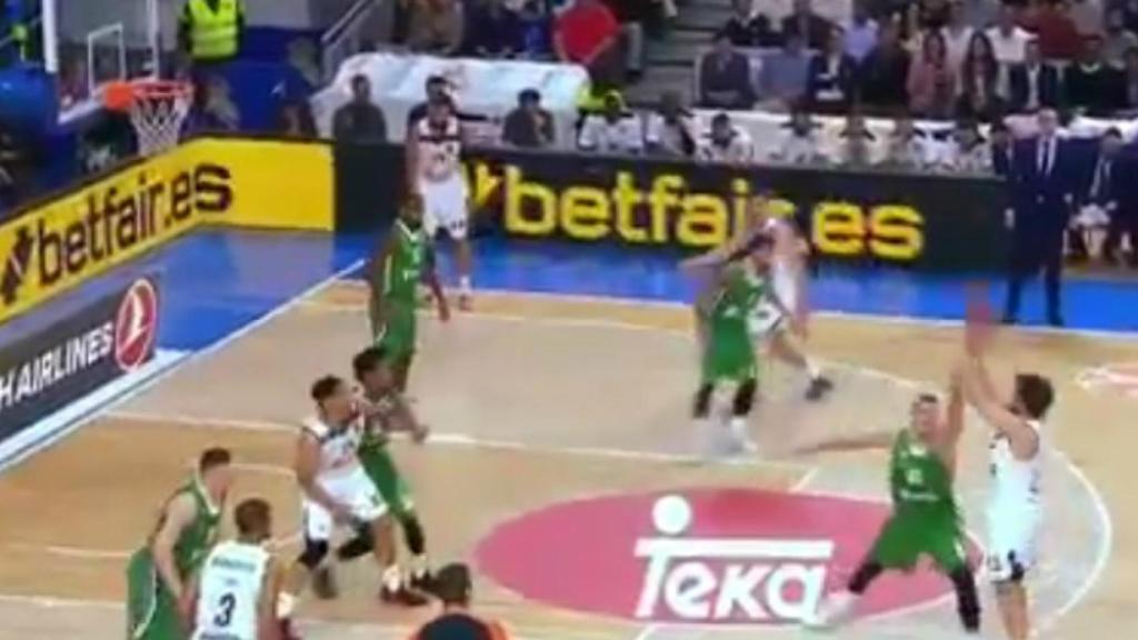 Triple de Llull ante Darussafaka con defensor delante. Foto: @cero