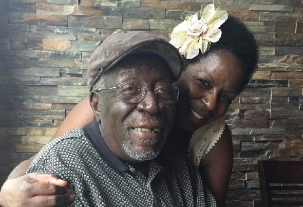 Robert Godwin junto a su hija Debbie en el Día del Padre en 2015.