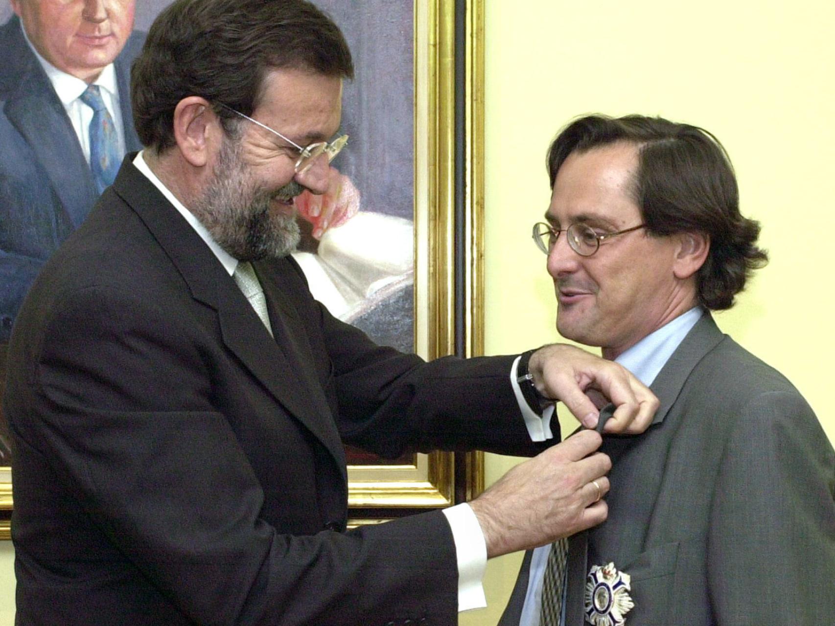 Mariano Rajoy, durante su etapa como ministro del Interior, condecorando a Francisco Marhuenda