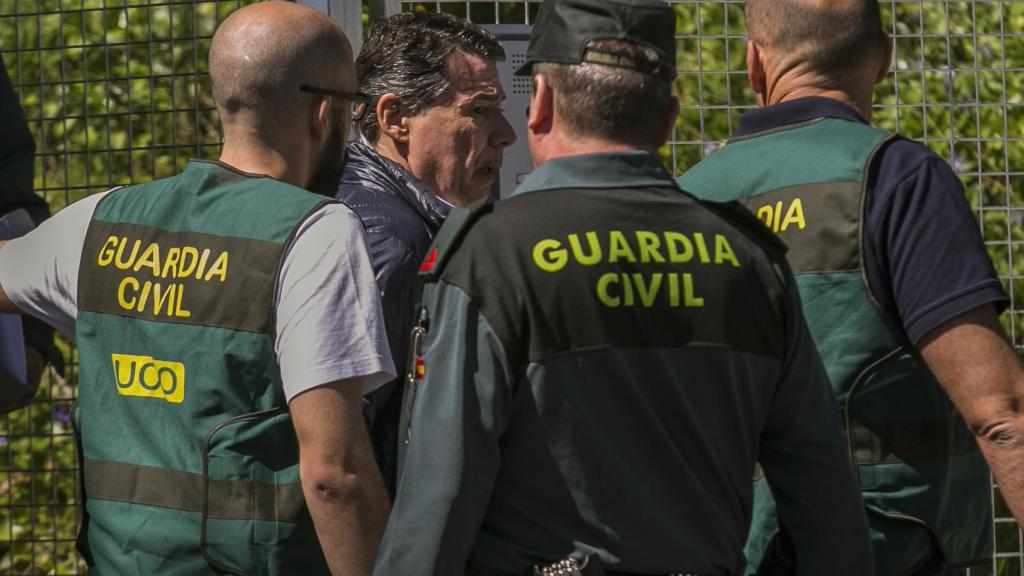 Ignacio González, expresidete de la Comunidad de Madrid, junto a varios agentes.