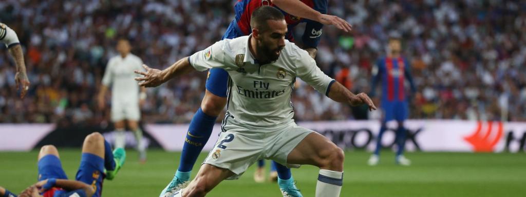 Carvajal y Alcácer luchan por una pelota.