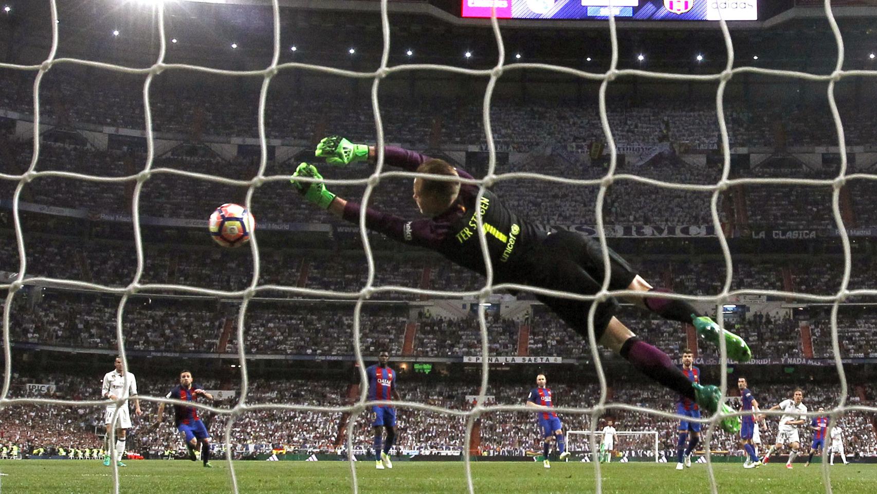 El momento en el que Ter Stegen hace una parada en el Bernabéu.