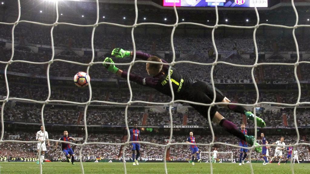 El momento en el que Ter Stegen hace una parada en el Bernabéu.