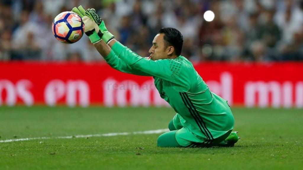 Keylor Navas detiene un balón