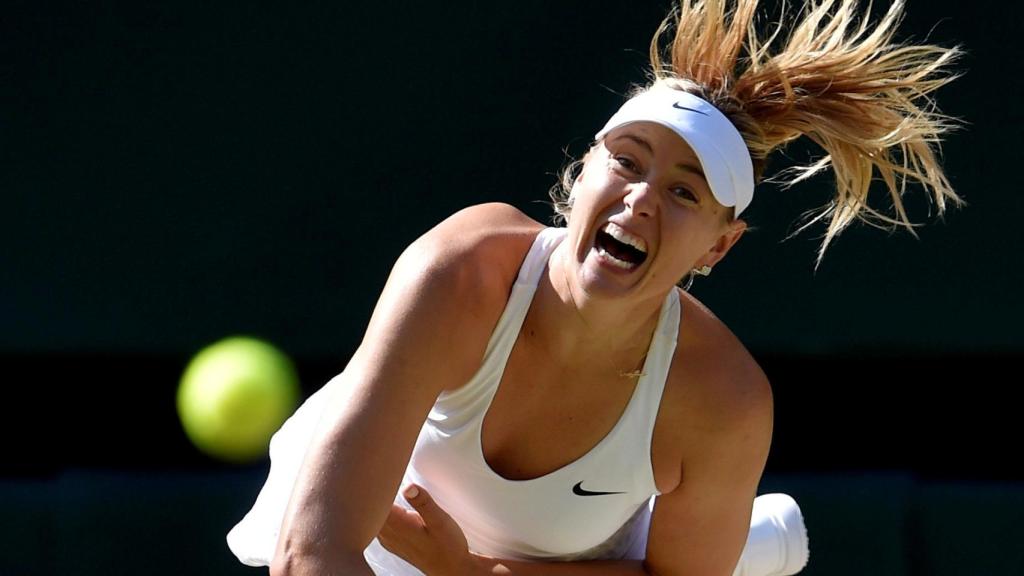 Sharapova, sacando en Wimbledon 2015.