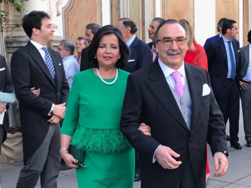 El empresario Blas Herrero del brazo de la madre de la novia.