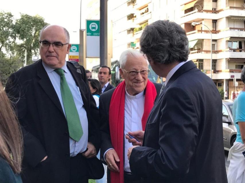 El Padre Ángel presidió la boda de Blas Herrero y Macarena.