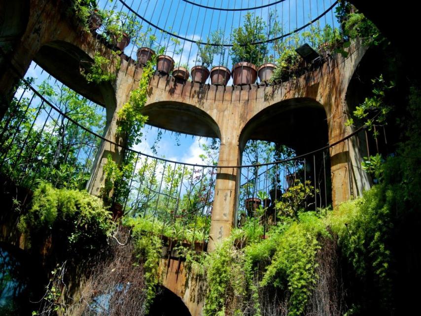 Arcos con vegetación y macetas en la casa de Corberó.
