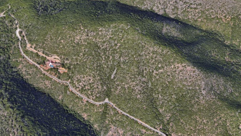 La vivienda se encuentra en una zona aislada, hasta la que se llega por una carretera cuyo único destino es la casa.