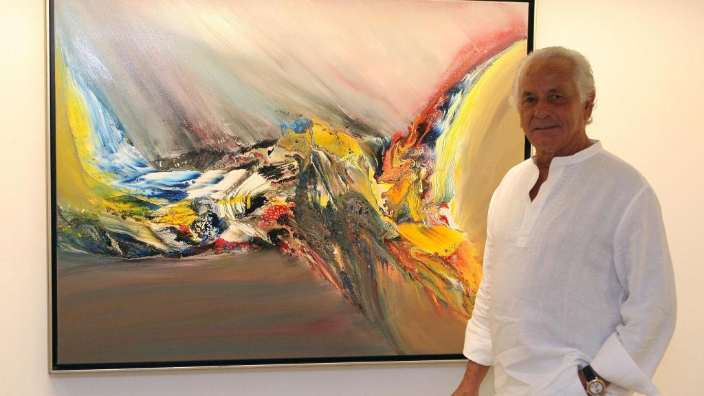 Palomo Linares posa con uno de sus cuadros.