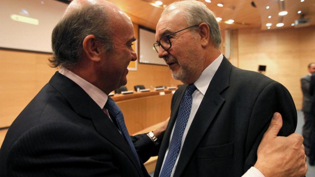 Luis de Guindos saluda a Pedro Solbes.