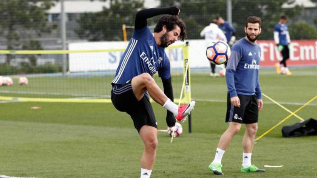 Nacho contempla las dotes de Isco con el balón