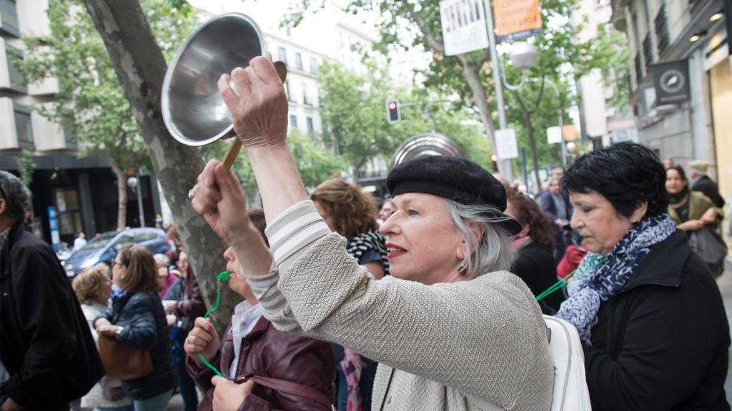 Cacerolada frente a la sede del PP en Madrid.