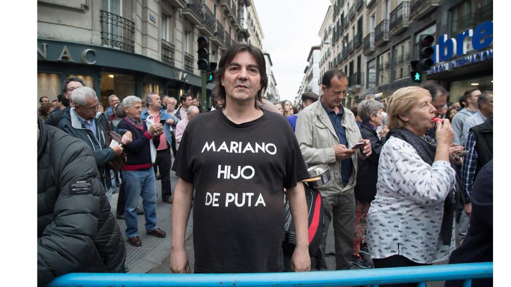 Cacerolada contra la corrupción frente a la sede del Partido Popular./ Jorge Barreno