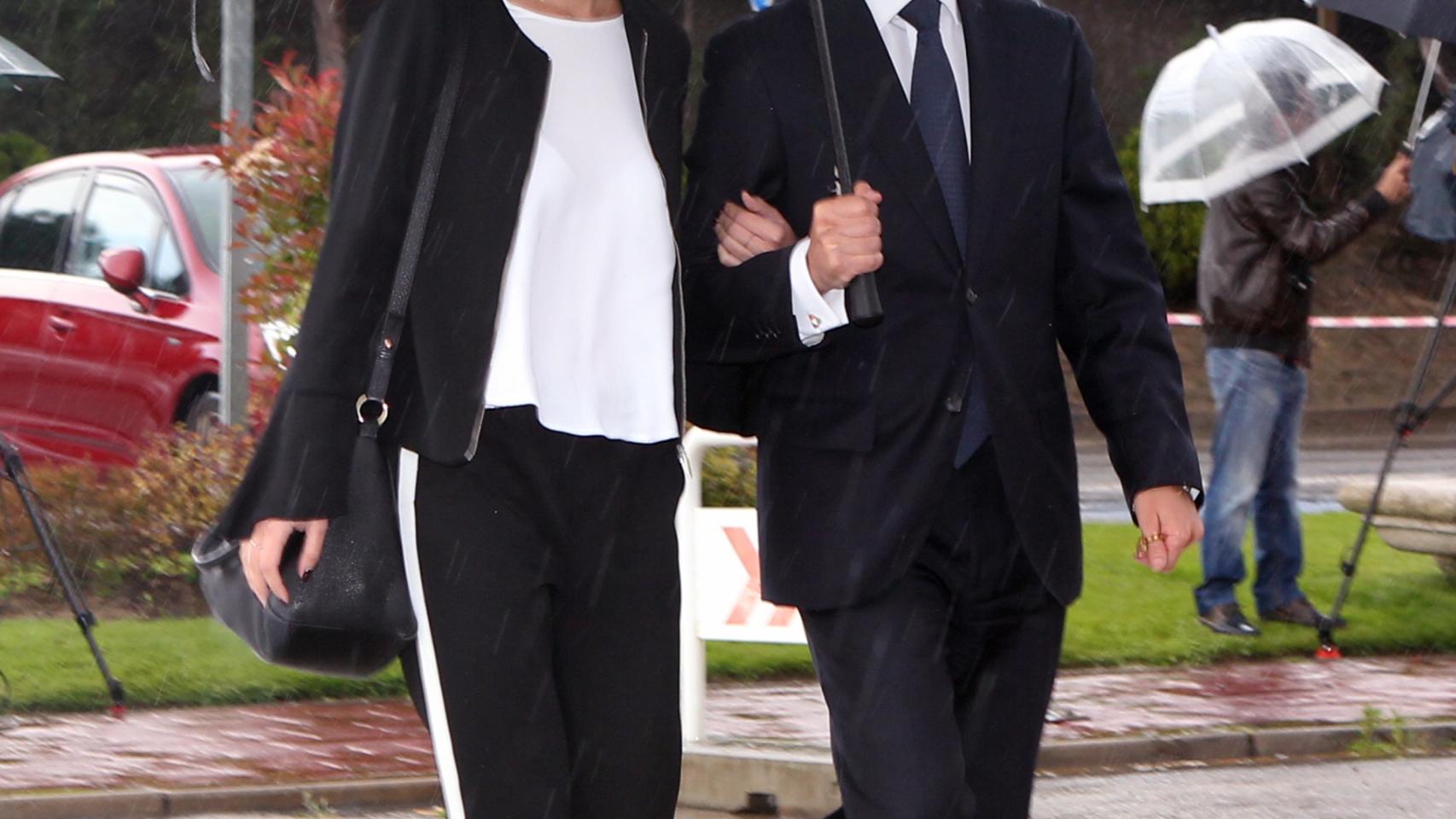 Miguel Palomo Danko y su novia a su llegada al tanatorio.