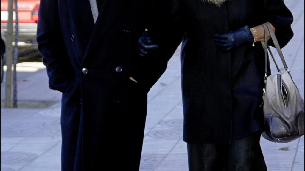 Sebastián Palomo Linares y Marina Danko pasean por Madrid, 2011.