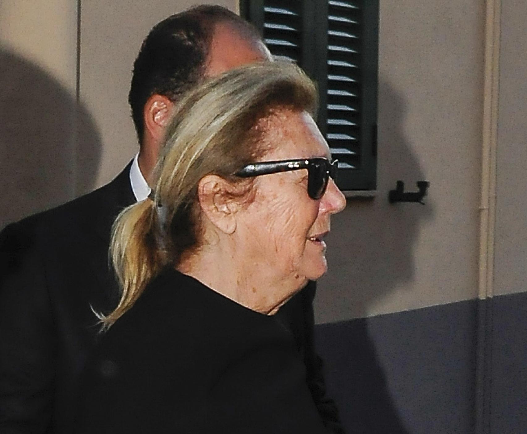 Syliane, saliendo del domicilio en dirección al funeral por su esposo.