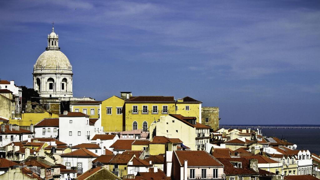 La cúpula del Panteón Nacional en mitad de Alfama.