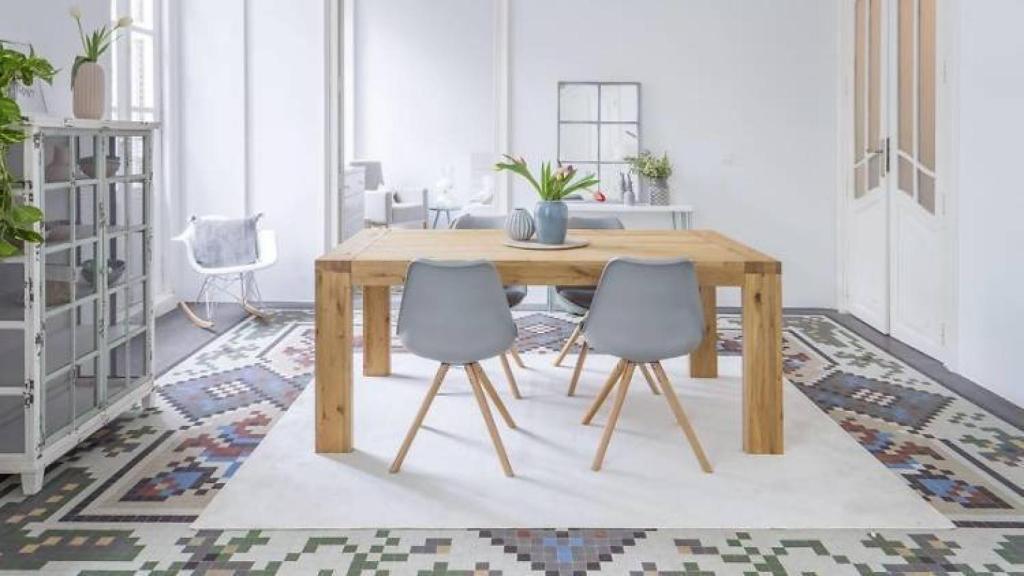 El protagonismo lo tiene el suelo formado por azulejos con formas geométricas. | Foto: Kenay Home.