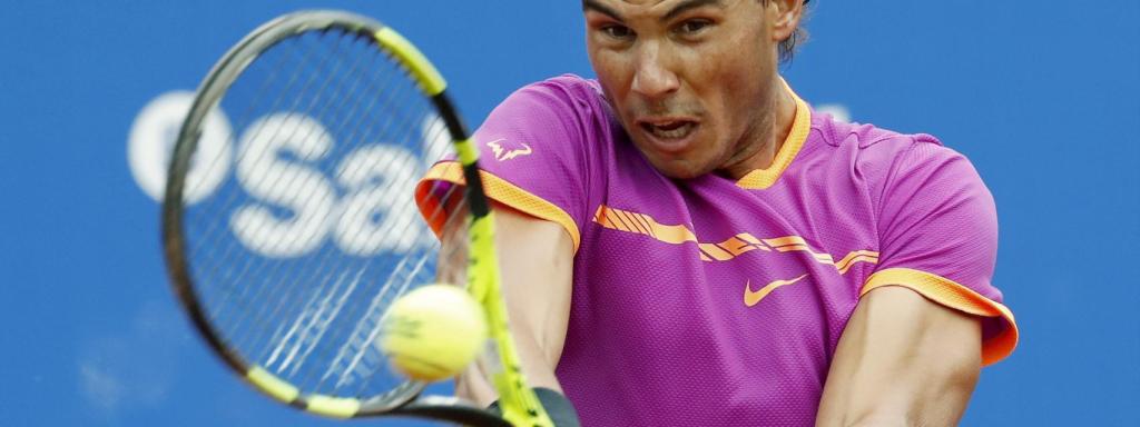 Nadal, golpeando un revés en su debut en el Conde de Godó.