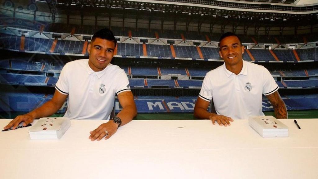 Danilo y Casemiro firmando autógrafos