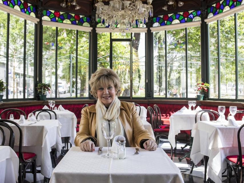 Karina, en el café de los espejos en Recoletos.