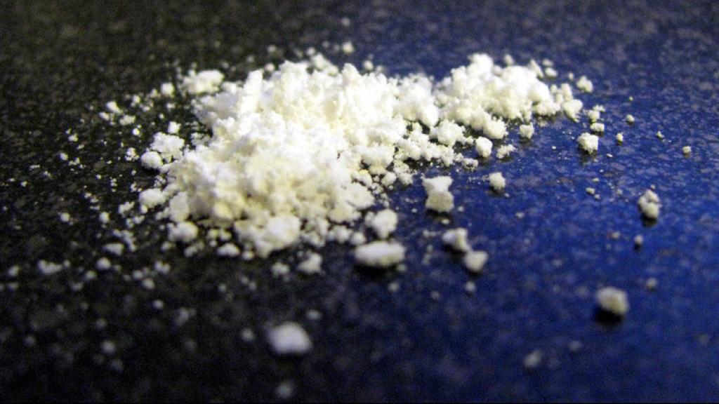 Polvo de JWH-018, cannabinoide sintético de primera generación.