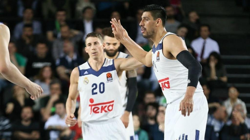Ayón y Carroll celebran una canasta ante Darussafaka. Fuente: euroleague.net