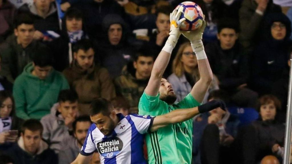 Kiko Casilla atrapa un balón