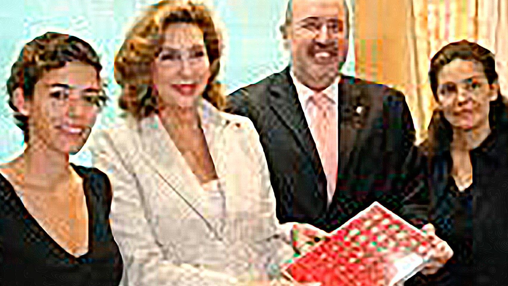 Bárbara K., con sus hijas Bárbara y Christina durante la entrega de una colección de monedas al alcalde de Vélez-Málaga.