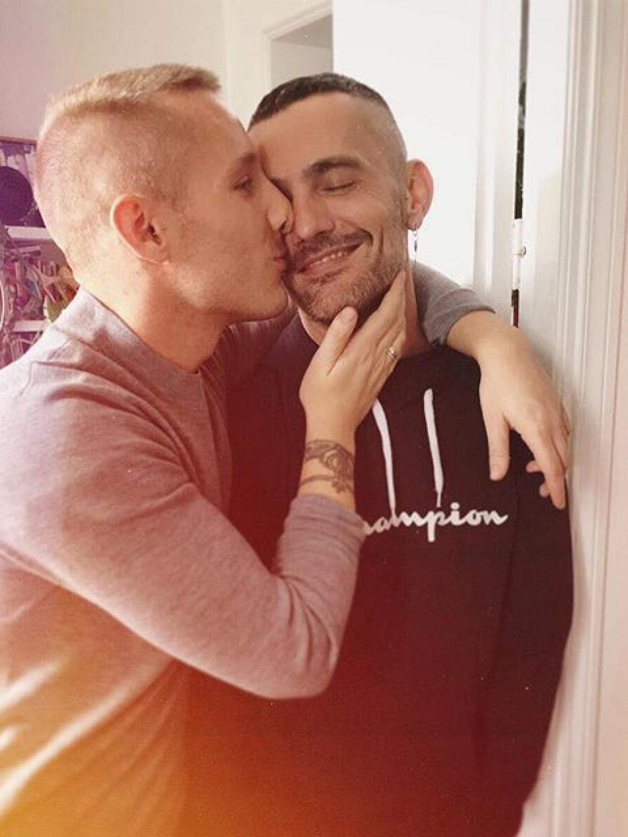 El diseñador y su pareja Pablo Sáez.