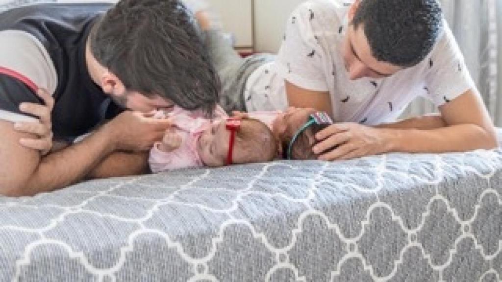 Victor y Roberto, con sus dos hijas.