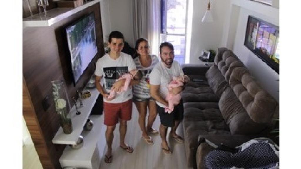 Valeria, Víctor y Roberto, con las dos niñas.