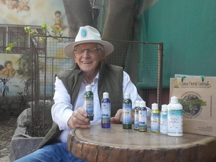 Jim Humble, rodeado de botes y botes de MMS.