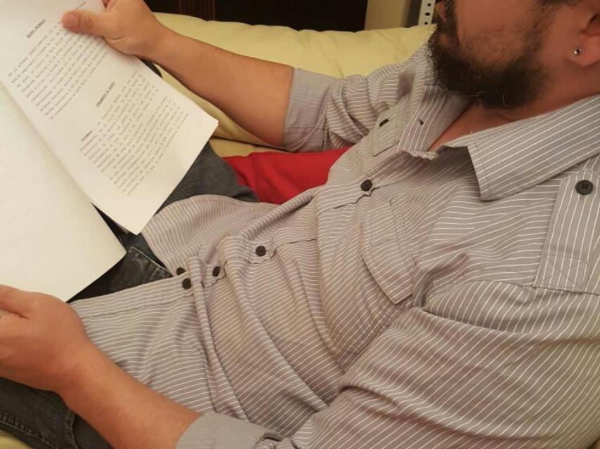 Christian muestra los papeles del caso de su madre.