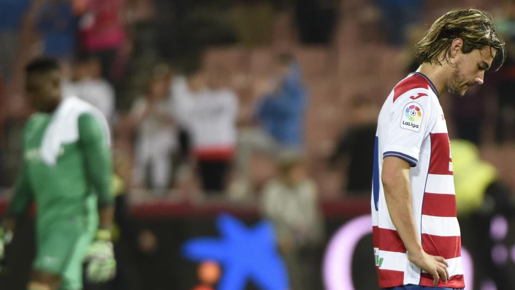 Rene Krhin, del Granada, se lamenta en el último partido ante el Málaga.